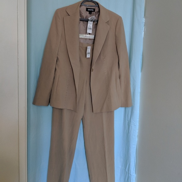 Jacket and pants suit - Picture 1 of 2